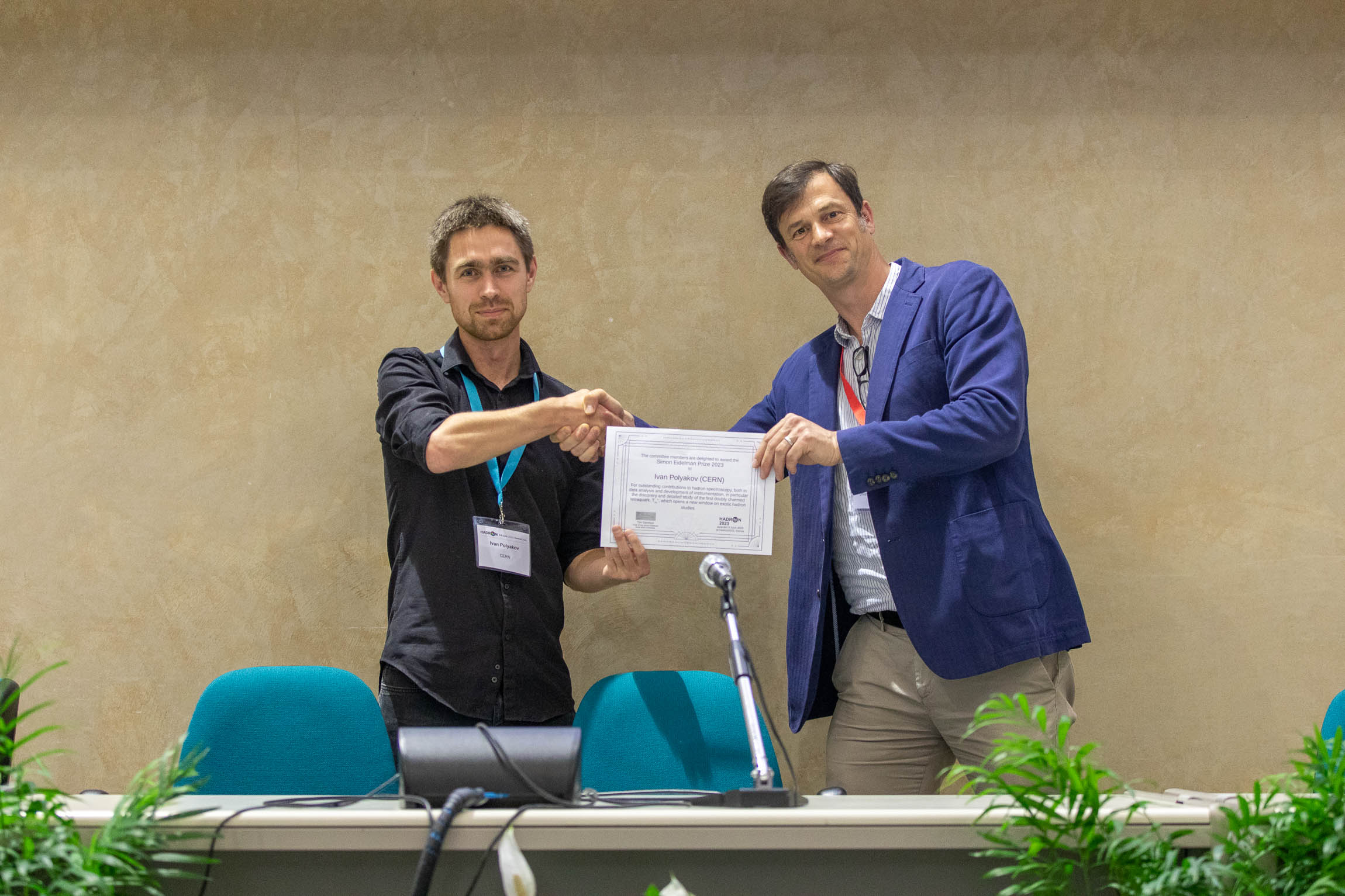 Tim Gershon awarding prize certificate to Ivan Polyakov
