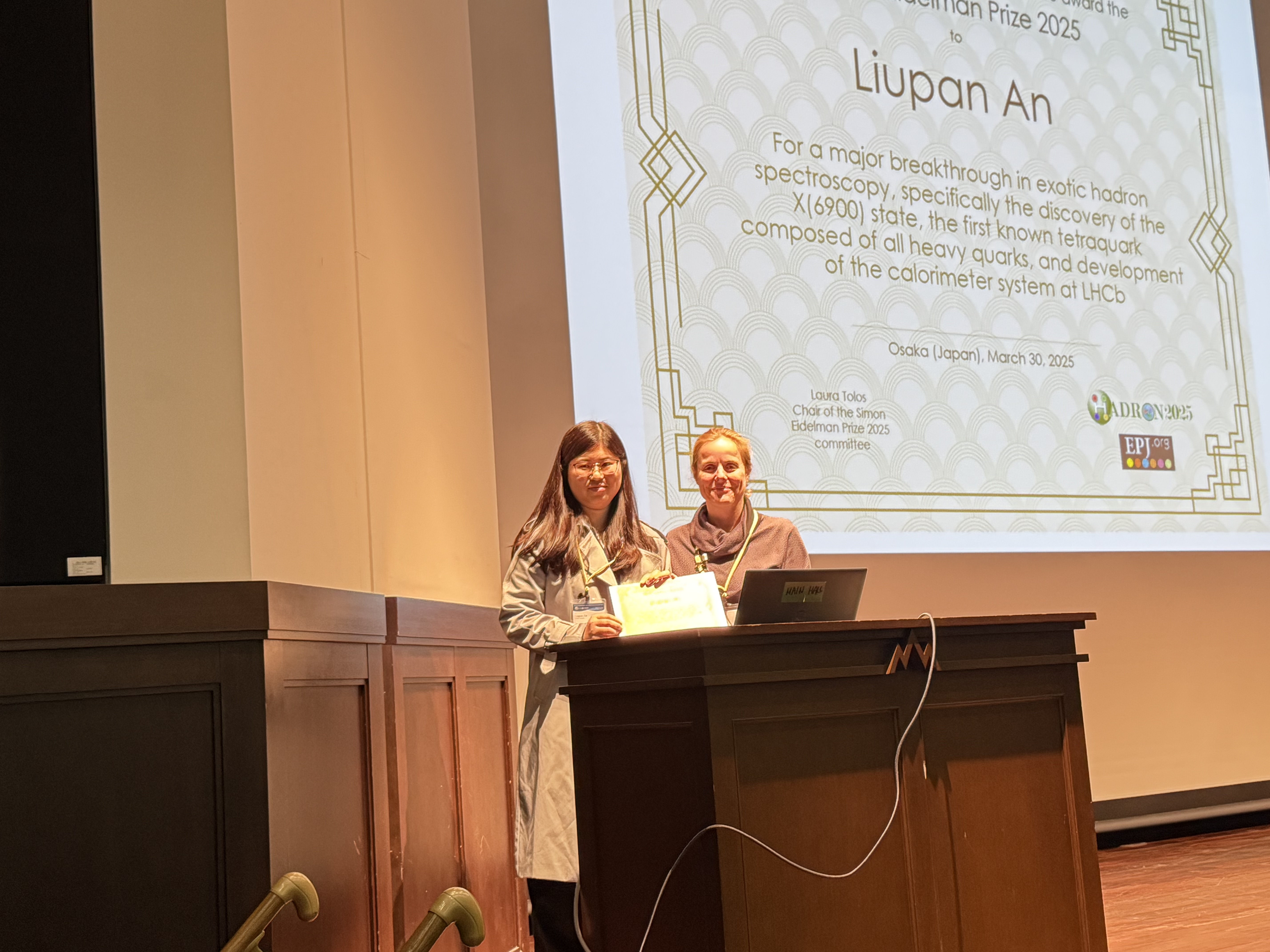 Laura Tolos awarding the Simon Eidelman prize to Liupan An