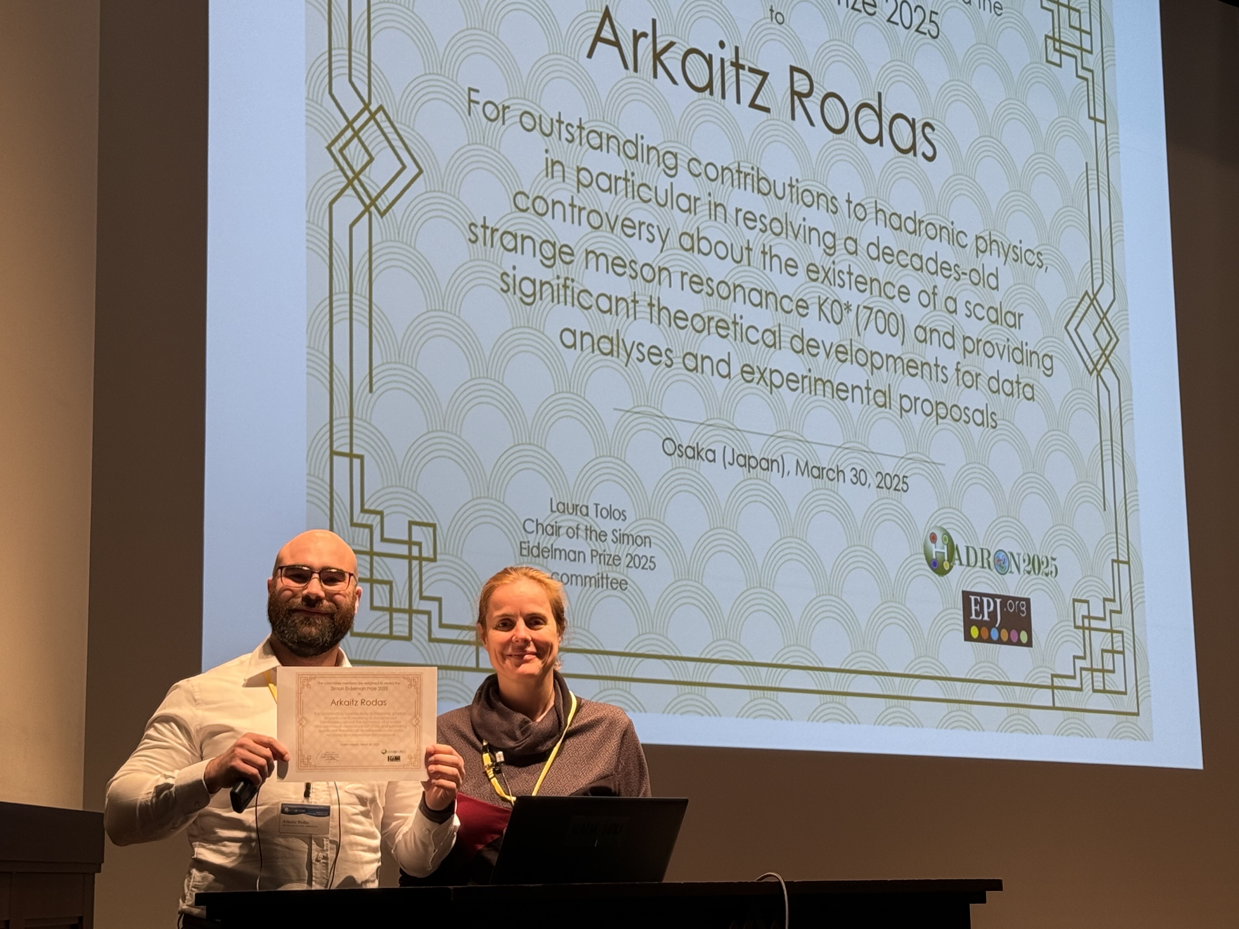 Laura Tolos awarding the Simon Eidelman prize to Arkaitz Rodas