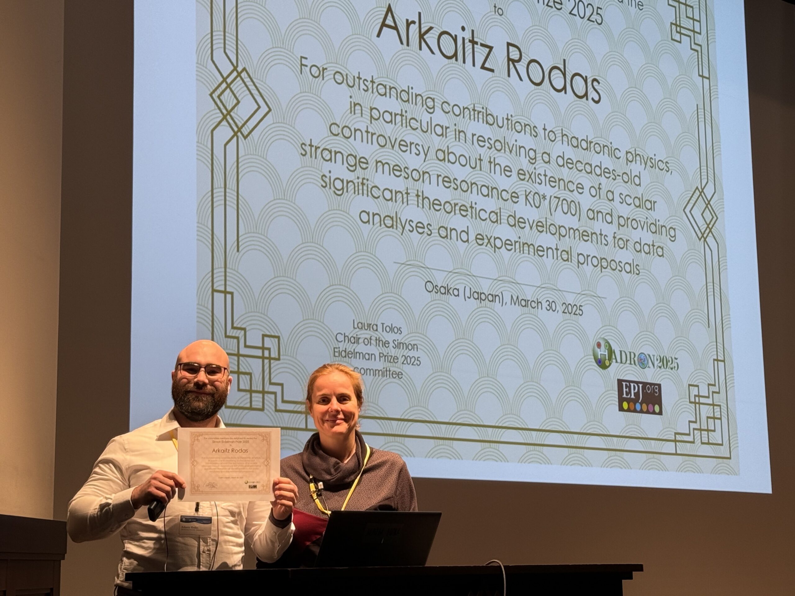Laura Tolos awarding the Simon Eidelman prize to Arkaitz Rodas